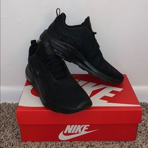 Men’s Nike Air Max Motion 2 SIZE 9